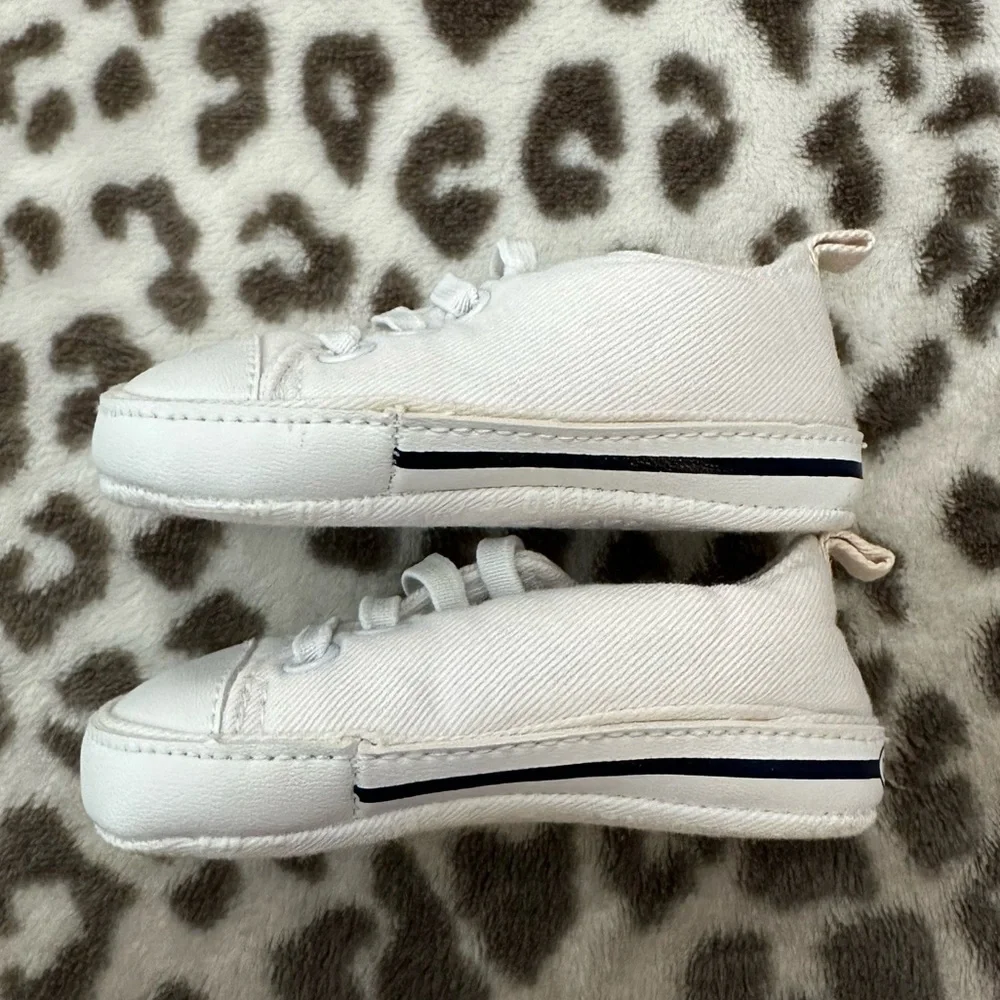 Old Navy Infant Sneakers Size 3-6 months
